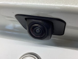 車の後方に小型カメラが付いておりバックする際の後方の様子をモニター上に表示します。