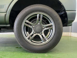 前左タイヤ溝アルミホイールだけでも車のイメージがかなり変わりますね。