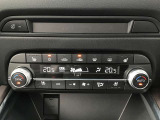 運転席/助手席が独立して調節可能な花粉除去フィルター付きフルオートエアコンです。