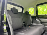 後部座席への乗り降りもスムーズに行えます。家族での利用にも最適で、快適なカーライフを演出します。
