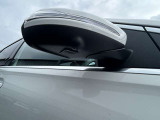 視覚からの車を感知し、ドライバーが車線変更を行う際に、警告音と共に注意を促してくれる安全支援機能を内蔵。