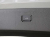 テールゲートには、スイッチ一つで開閉可能な電動開閉機能を採用。ディスプレイから、またはテールゲートにあるボタンを使用して開閉します。