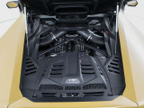 V10エンジンから放たれる鼓動は、ドライバーを陶酔の極みへと導きます。