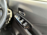 運転席側のドア部。こちらのスイッチでドアミラーの角度調整やパワーウィンドーの操作が可能になります。