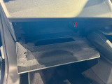 助手席側、収納スペース。