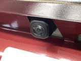 車の後方に小型カメラが付いておりバックする際の後方の様子をモニター上に表示します。