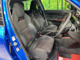 【専用スポーツシート】ホールド性に優れ、カーブ時の体が流れを抑制してくれます。また、体にフィットするから腰や背中が疲れにくく、ロングドライブや高速走行でも快適にお過ごしいただけます♪