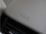 ◆助手席エアバッグ◆SRSエアバッグは、シートベルトだけでは防ぎきれない衝突時の衝撃から乗員を守るための安全装置。衝突時に瞬時に膨らみ、頭部や胸部がダッシュボードに直接衝突するのを防ぎます。