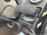 国家資格の自動車検査員も3名在籍しているので、受入/中間/完成検査と保安基準発行のすべてを自社で行います。 同時に10台作業できる広い工場で、プロの整備士が細部まで徹底的に整備します。