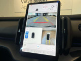 リアカメラによる後方の確認だけでなく、真上から見下ろすバードアイ映像を映し出す360&deg;ビューカメラで、自車周辺の詳細な状況を確認できます。見通しが悪く狭い場所で車を取り回す際には心強い味方となります。