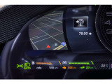 左側のインフォメーションディスプレイは各種車両情報を表示します。低走行車です。