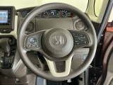 ステアリング右手側に安全運転支援機能のホンダセンシングをコントロールするスイッチ、左手側にオーディオ関連のコントロールスイッチを配置、視線を逸らすことなく運転に集中できます