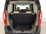 開口部も広く荷物の積み下ろしもしやすいお車となっております。シートの背もたれは5:5の割合で背もたれを可倒でき、前後のシートスライドもできるので荷室をひろげることができます。
