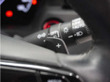 ◆減速セレクター装備◆ステアリングホイールの左右に取り付けられた2つのパドルスイッチで減速の強さを調整。 左側の「-」を操作すると減速を強く、右側の「+」を操作すると減速を弱くすることができます。