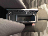 センターアームレスト付きで運転中も腕が楽々!
