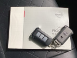 カギをバッグやポケットに入れたままでもドアロックの開閉やエンジン始動ができる『スマートキー』付き!暗くなってもキー穴を捜す必要が無くとっても便利ですから人気の装備です!