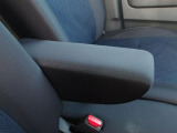 運転席にはアームレストが備わっています。