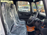 毎日過ごす運転席は要チェック。シートのへたり・擦れ、視界のイメージまで伝わる重要ポイント。