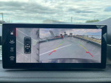 リバースポジションにシフトすると自動的にカメラが作動、ディスプレイに後方の視界が映し出される、安心のバックカメラを装備。