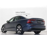 Volvo Cars appで車にリモートアクセスして、空調機能の操作や車の施錠・開錠、ソフトウェア更新などが可能です。エアコンやシートヒーターを操作して、出発前に車内を快適な温度に整えられます。