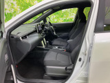 運転席の視界を確保する広々とした空間。操作系の配置も工夫されており、スムーズな運転操作をサポートします。快適なドライブを約束します。