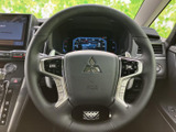 握りやすいステアリングは、運転操作をスムーズに。オーディオやハンズフリー通話など、便利な機能も搭載しています。
