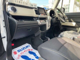 助手席シート下にも収納スペースがあります。