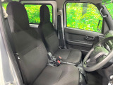 運転席まわりには十分なスペースがあり、大柄な方でもゆったり運転していただける環境です。
