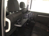 運転席と助手席のシートの裏に収納式のテーブルが装備されています。休憩時のちょっとした小物置きに使えてとっても便利ですね♪
