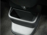 ◆センターロアボックス◆インパネ中央の下部には、ごみ箱としても使用する事ができるセンターロアボックスを装備しております。