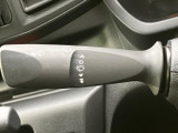 雨天時や視界不良時でも、安心して運転できるワイパーレバーを搭載。レバー操作で簡単に作動させることができます。