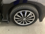 かっこいい【アルミホイール】を履いていますので、足元を引きしまっていますね。