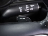 【パドルシフト】ハンドルから手を離さずに素早くシフトアップ&ダウンができるので、エンジンブレーキを使う下り坂や高速道路の合流で加速したい場面で役立ちます。