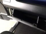 【グローブボックス】収納スペースがあるので車内が散らからずに助かります。ちょっとした物を入れるのにいいですね♪