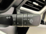 周りの明るさに応じて点灯するオートライト。ワンタッチターンシグナル機能付き方向指示器になっています。レバーはターン位置で固定されず、手を離すと元の位置に戻ります。