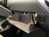 こちらに車検証等の書類を収納することができます。