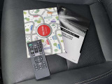 メンテナンスノート、取扱説明書ですね。 車の情報が凝縮されています。 車の整備記録が記載されている大事な物ですよ。
