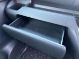 グローブBOX上部にも嬉しい格納式インストスライドボックスを設置!スリムタイプのティッシュボックスやちょっとした小物を片付けたいときにお使いください!
