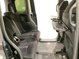 運転席・助手席の背もたれには、2列目シート用にカップホルダー付きの「格納式のシートバックテーブル」を装備しています。休憩時のちょっとした時間などカップを置いたり、小物置きに使えて便利です。