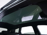 パノラマサンルーフにより車内がより一層明るくなります