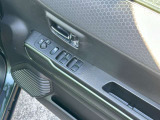 パワーウィンドーです。お子様が同乗しているシーンでは、上のロックボタンでパワーウィンドースイッチをロックすると安全ですね◎