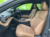 洗練されたデザインが目を惹く、運転席側のドアです。操作系の使いやすさも考慮されており、快適なドライビングをサポートします。