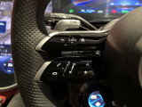 運転中にハンドルから手を離したり前方から目を逸らしたりすることなく、安全に各機能を操作する事ができます。