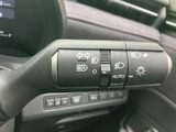 シンプルな操作で、安全な車線変更をサポート。視認性の高いデザインで、確実な操作を可能にします。