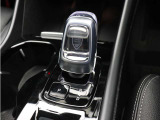 スウェーデンでも催されるノーベル賞晩餐会に供される、伝統のオレフォス社製クリスタルガラスを採用したシフトノブ。精緻なエッチングが、工業製品であるとともに芸術作品であることを物静かに主張します。