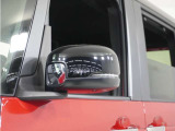 ◆ドアミラーウインカー◆ドアミラーにウインカーを装備しています。対向車に自身の進行方向を合図し安全に運転できます。