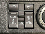 両側パワースライドドアウェルカムオープン機能 降車時にスイッチで予約しておけば、乗車時に電子カードキーを持ってクルマに近づくだけでパワースライドドアが自動でオープン♪