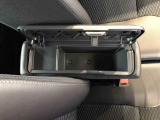 センターアームレスト付きで運転中も腕が楽々!