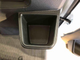 便利なドリンクホルダーが付いています。