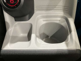 手の届きやすい所にある運転席ドリンクホルダーです。